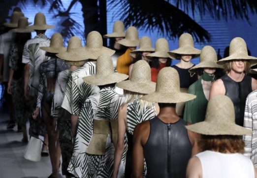 모델들이 26일(현지시간) 브라질 상파울루에서 열린 상파울루 패션 위크 중 ‘오스클렌(Osklen) 콜렉션’의 작품을 선보이고 있다. AP 연합뉴스