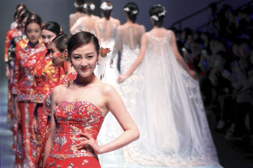 모델들이 26일(현지시간) 중국 베이징 열린 메르세데스-벤츠 차이나 패션 위크 중 ‘파모리(Famory)’의 웨딩 드레스 작품을 선보이고 있다. AP 연합뉴스