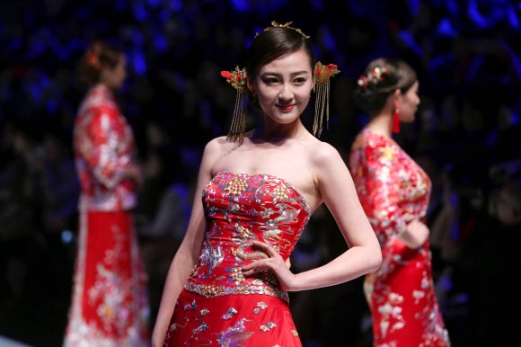 모델들이 26일(현지시간) 중국 베이징 열린 메르세데스-벤츠 차이나 패션 위크 중 ‘파모리(Famory)’의 웨딩 드레스 작품을 선보이고 있다. EPA 연합뉴스