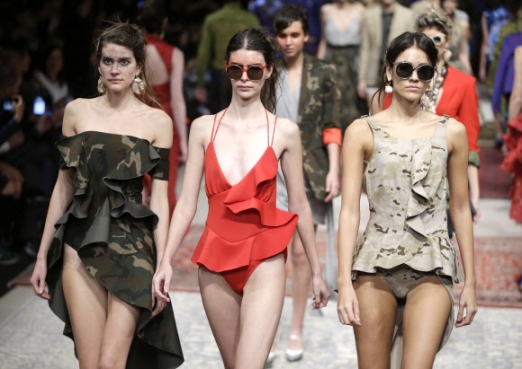 모델들이 26일(현지시간) 페루 리마에서 열린 패션 위크 중 ‘아나 로킹의 스페인 봄/여름’ 작품을 선보이고 있다. AP 연합뉴스