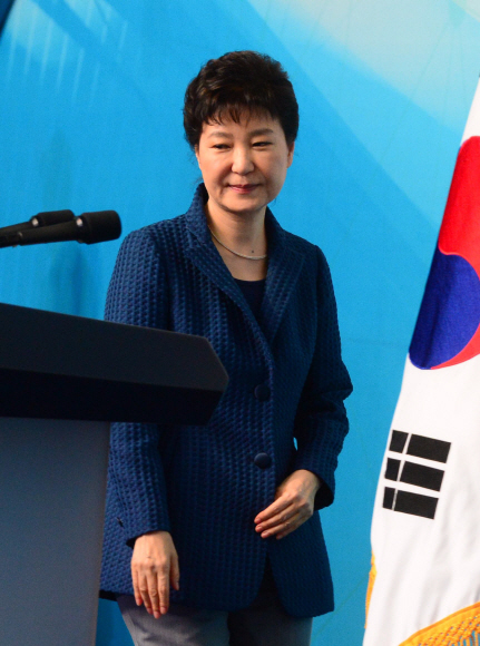 박근혜 대통령이 27일  부산시 해운대구 벡스코에서 열린 제4회 지방자치의 날 기념식에서 축사를 하기 위해 단상에 올라서고 있다. 2016. 10. 27 청와대사진기자단
