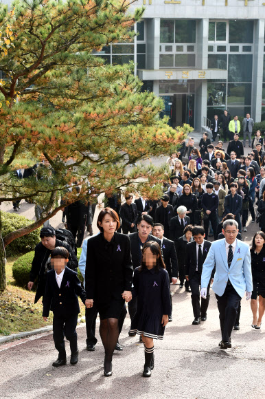 안치단 향하는 故 신해철 가족