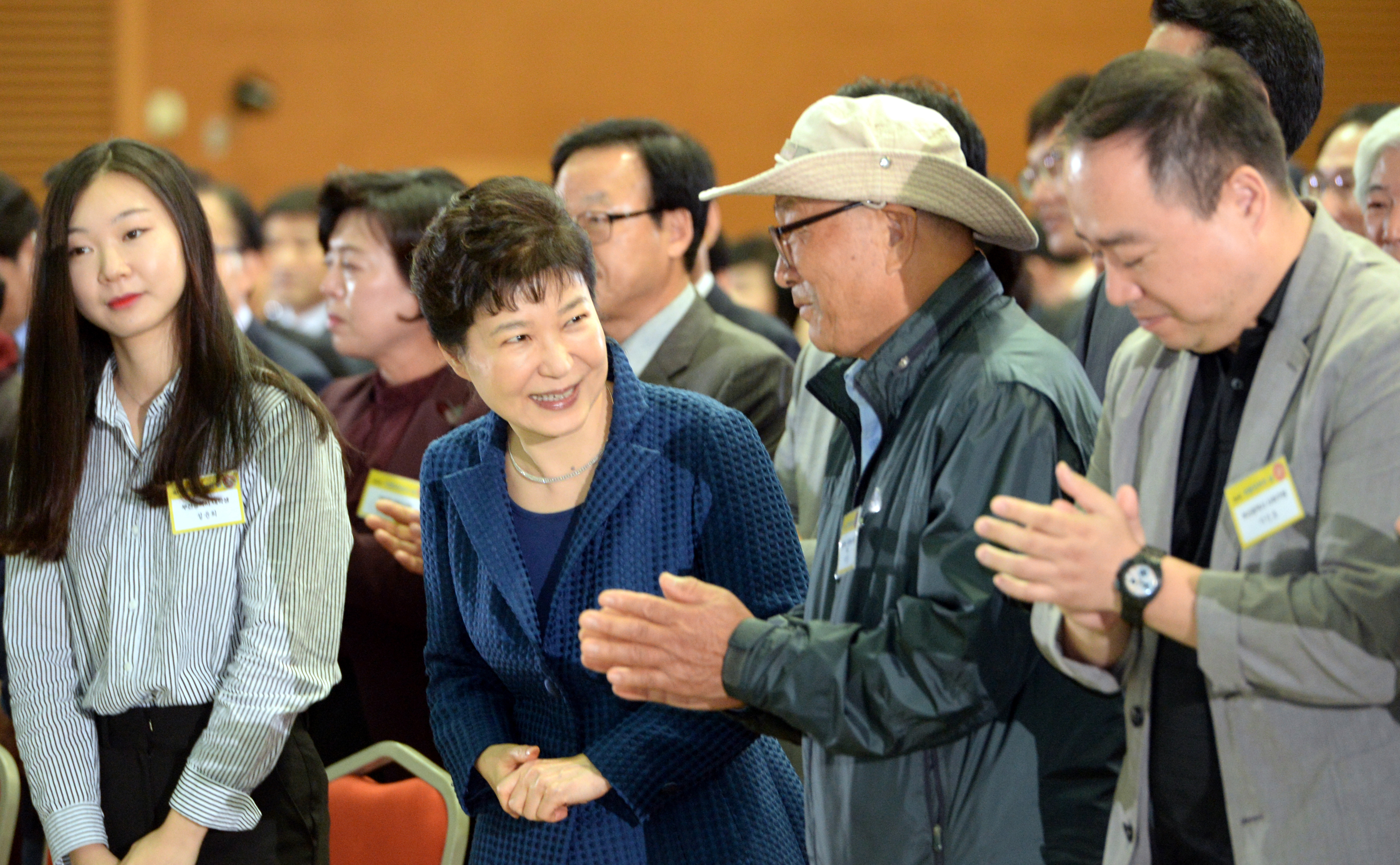 참석자들과 인사나누는 박근혜 대통령