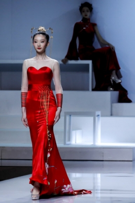 모델이 27일(현지시간) 중국 베이징 열린 메르세데스-벤츠 차이나 패션 위크 중 디자이너‘티사이 메이웨(Tsai Meiyue)’의 웨딩 드레스 작품을 선보이고 있다. AP 연합뉴스
