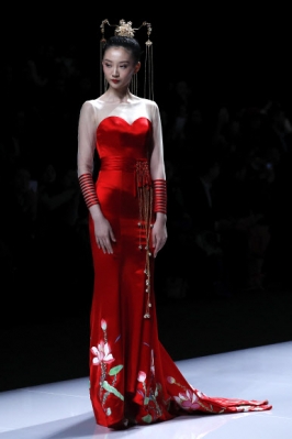 모델이 27일(현지시간) 중국 베이징 열린 메르세데스-벤츠 차이나 패션 위크 중 디자이너‘티사이 메이웨(Tsai Meiyue)’의 웨딩 드레스 작품을 선보이고 있다. AP 연합뉴스