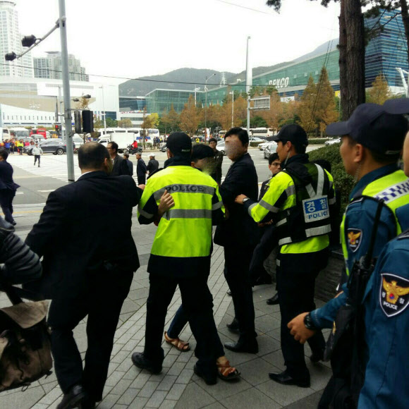 박근혜 대통령 참석 행사장 앞에서 기습시위