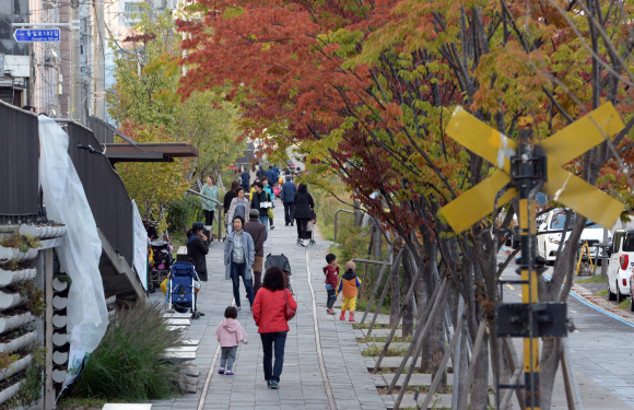 철길공원에는 그대로 둔 열차 신호등 같은 구조물은 이색적 볼거리로 주민들의 호응을 얻고 있다.  도준석 기자 pado@seoul.co.kr