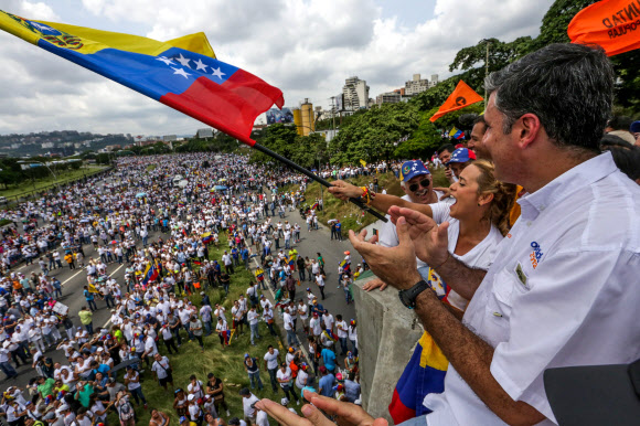 “대통령 국민소환 투표 수용하라” 베네수엘라 100만여명 반정부 시위