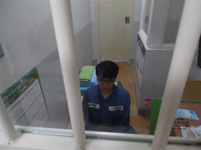 제71회 교정의 날(28일)을 앞둔 지난 25일 수형 생활 체험 프로그램에 참여한 서울신문 조용철 기자가 전북 정읍교도소 독방에 앉아 생각에 잠겨 있다. 법무부 제공