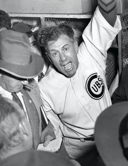 미국프로야구 시카고 컵스는 1945년 10월 9일 리글리필드에서의 6차전을 연장 12회 접전 끝에 8-7 승을 거둔 이후 71년 만에 월드시리즈 승리를 챙겼다. 사진은 당시 더그아웃에서 환호하는 찰리 그림 감독. AP 자료사진