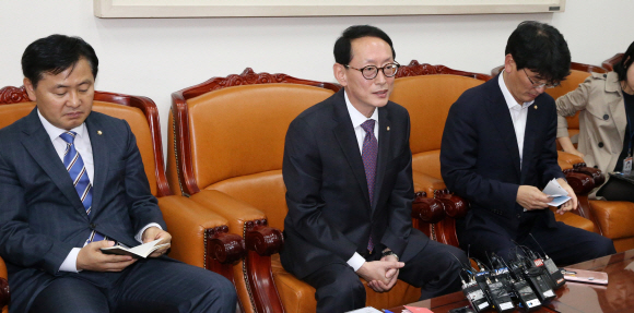 27일 국회 본청에서 국민의당 김관영(왼쪽부터), 새누리당 김도읍, 더불어민주당 박완주 원내수석부대표가 ‘최순실 게이트’ 관련 특검법을 논의하기 위해 모여 있다. 이종원 선임기자 jongwon@seoul.co.kr