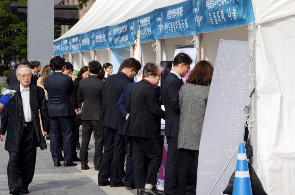 28일 서울 중구 서울마당에 조성된 ‘통일공감더하기’ 부스에 시민들의 발걸음이 이어지고 있다. 이 행사는 위메이크코리아, 사단법인 ‘1090평화와 통일운동’ 등 민간단체가 통일을 위해 벌이는 활동과 성과를 소개하고 통일의 중요성을 알리기 위해 마련했다. 도준석 기자 pado@seoul.co.kr
