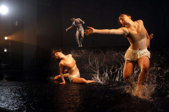 대만 카오슝의 솔라 사이트 댄스 시어터 소속 댄서들이 28일(현지시간) 새로운 작품 ‘물속의 하우스릭(Submerged Houseleek)’ 공연에 앞서 리허설을 하고 있다. AP 연합뉴스