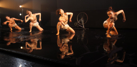 대만 카오슝의 솔라 사이트 댄스 시어터 소속 댄서들이 28일(현지시간) 새로운 작품 ‘물속의 하우스릭(Submerged Houseleek)’ 공연에 앞서 리허설을 하고 있다. AP 연합뉴스