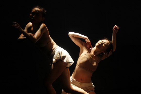 대만 카오슝의 솔라 사이트 댄스 시어터 소속 댄서들이 28일(현지시간) 새로운 작품 ‘물속의 하우스릭(Submerged Houseleek)’ 공연에 앞서 리허설을 하고 있다. AP 연합뉴스