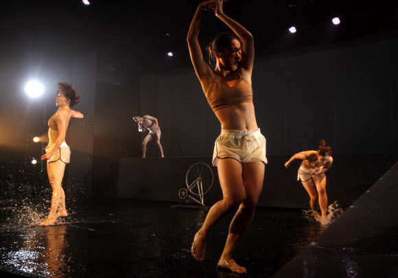 대만 카오슝의 솔라 사이트 댄스 시어터 소속 댄서들이 28일(현지시간) 새로운 작품 ‘물속의 하우스릭(Submerged Houseleek)’ 공연에 앞서 리허설을 하고 있다. AP 연합뉴스