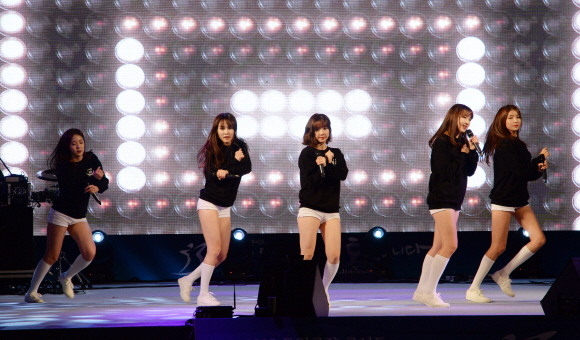 28일 오후 서울 중구 서울마당에서 열린 2016 통일공감 콘서트에서 걸그룹 여자친구가 공연을 하고 있다.  도준석 기자 pado@seoul.co.kr