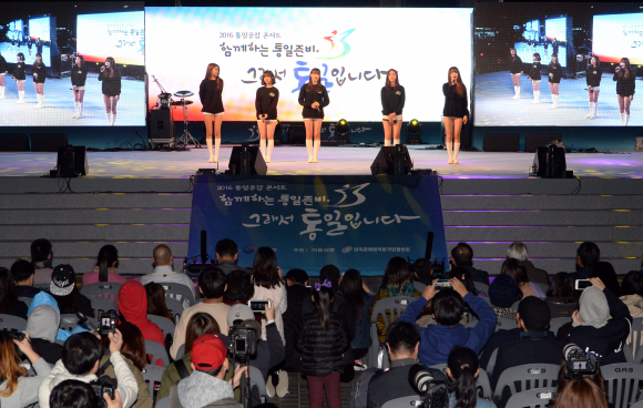 28일 서울 중구 서울마당에서 열린 ‘2016 통일공감 콘서트’에서 걸그룹 여자친구가 ‘통일을 향한 설렘’을 콘셉트로 공연을 하고 있다. 이날 콘서트에서는 가수 김경호가 ‘통일을 맞이하다’, 김태우가 ‘통일…ing’를 콘셉트로 공연하는 등 유명 가수들이 대거 출연해 관객들의 큰 호응을 샀다. 도준석 기자 pado@seoul.co.kr