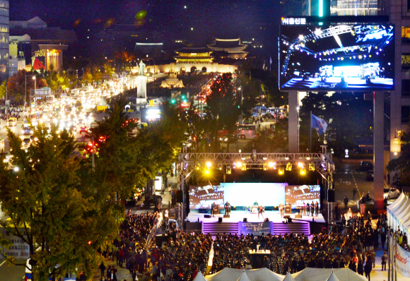 쌀쌀한 날씨에도 28일 오후 서울 중구 서울마당에서 열린 ‘2016 통일공감 콘서트’에 많은 시민이 참석해 성황을 이뤘다. 이날 콘서트에서는 걸그룹 여자친구가 ‘통일을 향한 설렘’, 가수 김태우는 ‘통일…ing’, 가수 김경호가 ‘통일을 맞이하다’를 주제로 공연하는 등 유명 가수들이 다수 출연했다. 강성남 선임기자 snk@seoul.co.kr