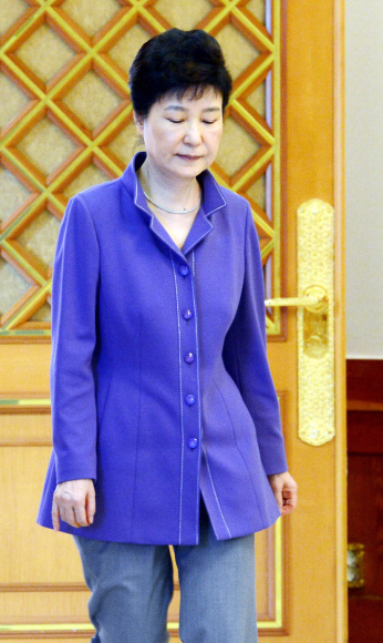 박근혜 대통령이 28일 청와대에서 열린 대사 신임장 수여식을 하기 위해 인왕실로 입장하고 있다. 안주영 기자 jya@seoul.co.kr