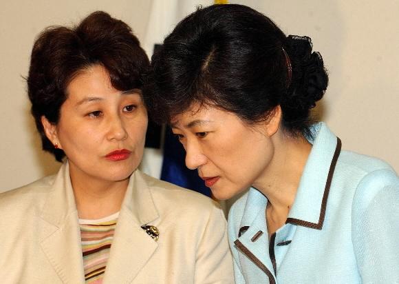 2004년 7월 26일 박근혜 당시 한나라당 대표가 휴가기간 중 염창동 당사에 출근해 전여옥 대변인으로부터 업무보고를 받고 있다. 남상인 기자 sanginn@seoul.co.kr