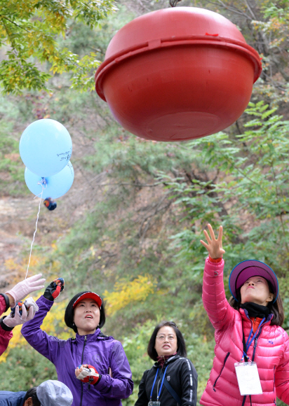 29일 서울 서대문역사공원 안산자락 일원에서 서울신문사와 통일부, 민족화해협력법국민협의회 공동주관으로 열린 ‘통일공감걷기대회’에 참가한 시민들이 6km의 안산 둘레길을 걸으며 콩주머니 던지기 행사에 참여하고 있다.2016. 10. 29. 박윤슬 기자 seul@seoul.co.kr