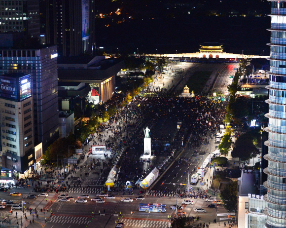 청계광장 촛불집회, 시민들 광화문 광장서 경찰과 대치