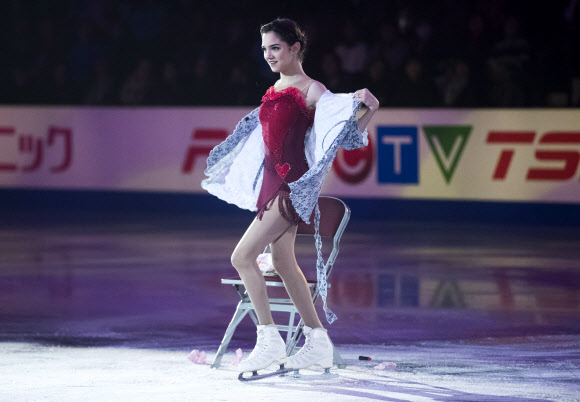 러시아 Evgenia Medvedeva가 30일(현지시간) 캐나다 온타리오주 미시소거에서 열린 ‘스케이트 캐나다 갈라쇼’에서 공연을 펼치고 있다. AP 연합뉴스