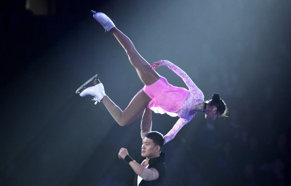 중국 Xiaoyu Yu와 Hao Zhang이 30일(현지시간) 캐나다 온타리오주 미시소거에서 열린 ‘스케이트 캐나다 갈라쇼’에서 공연을 펼치고 있다. AP 연합뉴스