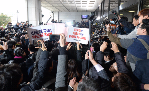 “최순실은 박근혜에게 하야를 지시하라” 피켓 든 시민들