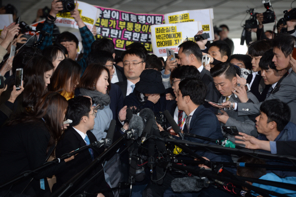 31일 비선실세로 지목된 최순실씨가 서울 서초구 검찰청사로 들어서고 있다. 2016.10.31 박지환기자 popocar@seoul.co.kr