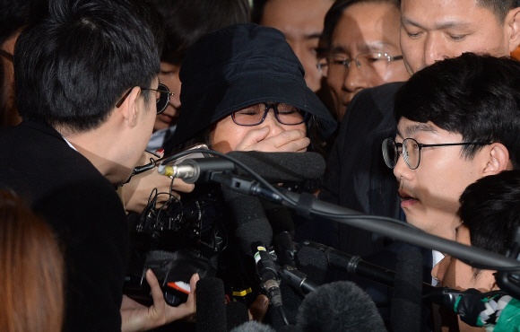 31일 비선실세로 지목된 최순실씨가 서울 서초구 검찰청사로 들어서고 있다. 2016.10.31 박지환기자 popocar@seoul.co.kr