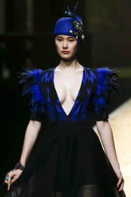 모델이 30일(현지시간) 중국 베이징에서 열린 ‘메르세데스-벤츠 차이나 패션 위크(the Mercedes-Benz China Fashion Week )’ 중 ‘Yingfen Cheng 콜렉션의 CC IKATS’의 작품을 선보이고 있다. EPA 연합뉴스