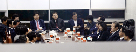 31일 ‘당 지도부 총사퇴’를 요구한 새누리당 비박근혜계 의원 40여명이 심각한 표정으로 국회 의원회관에서 긴급회동을 하고 있다. 정연호 기자 tpgod@seoul.co.kr