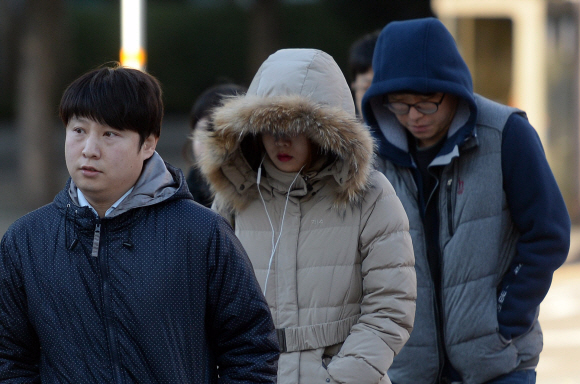 강추위가 몰아진 1일 서울 광화문사거리에서 시민들이 출근길을 재촉하고 있다.  박지환 기자 popocar@seoul.co.kr