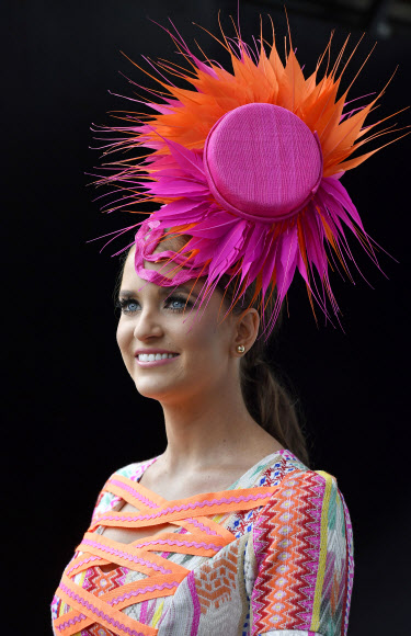 1일(현지시간) 호주 멜버른의 플레밍턴 레이스코스에서 열린 경마대회 ‘멜버른컵(Melbourne Cup)’중 ‘Fashion on the Field’ 선발대회 참가자가 멋진 모자를 쓴 채 포즈를 취하고 있다. AP 연합뉴스