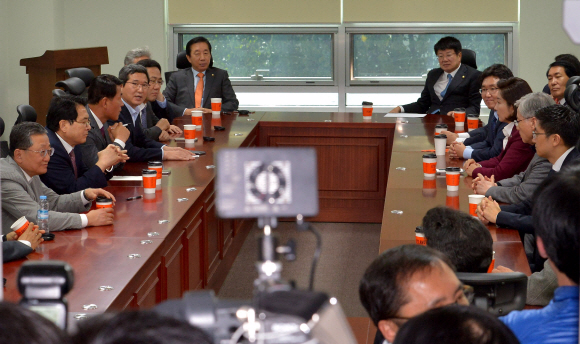 새누리당 비박계 의원들이 1일 오후 서울 여의도 국회 의원회관에서 비공개 모임을 갖고 있다.  정연호 기자 tpgod@seoul.co.kr