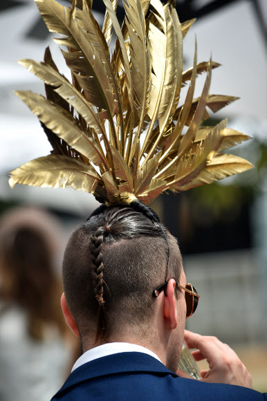 A racegoer attends the Melbourne Cup festivities at Flemington Racecourse in Melbourne on November 1, 2016. 사진=AFP 연합뉴스