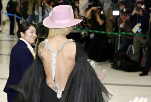 팝스타 레이디 가가가 1일 일본 도쿄 방문을 위해 나리타 공항으로 입국해 공항에 모인 취재진과 팬들의 환영을 받고 있다.<br>AP 연합뉴스