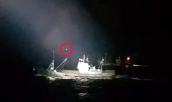 중부해양경비안전본부 기동전단이 1일 오후 5시 6분쯤 인천 옹진군 소청도 남서방 51마일 해역에서 불법 조업 중이던 중국 어선을 나포하는 과정에서 M60 기관총(원 안)을 발사하고 있다. 국민안전처 제공