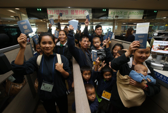 2일 오전 인천공항에서 ’재정착 난민제도’에 따라 난민캠프에서 머물다 국내로 들어오는 미얀마 난민 일곱 가족 34명이 입국 행사를 마친 뒤 입국절차를 밟기 전 환하게 웃고 있다.  강성남 선임기자 snk@seoul.co.kr