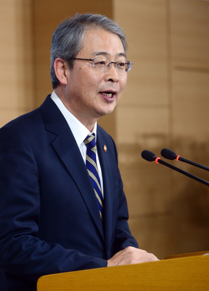 2일 경제부총리로 내정된 임종룡 금융위원장이 서울 세종로 정부서울청사 브리핑실에서 입장발표를 하고 있다.   정연호 기자 tpgod@seoul.co.kr