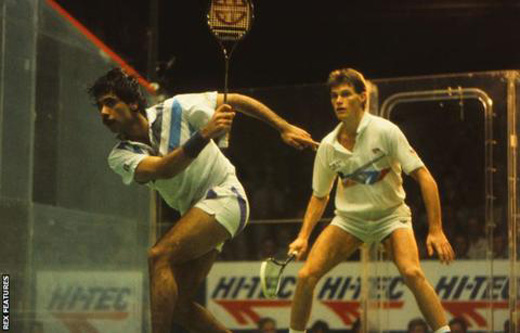 자한기르 칸(앞)이 17세로 최연소 세계챔피언에 오르던 1981년의 경기 모습.   BBC 홈페이지 캡처 