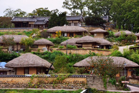 기와집과 초가집이 어우러진 양동마을. 2010년 ‘한국의 역사 마을’로 유네스코 세계유산에 등재됐다. .