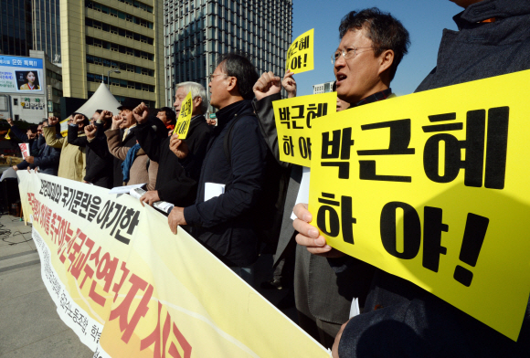 2일 같은 장소에서 전국 교수·연구자들도 “헌정 파괴와 국기 문란을 야기한 박 대통령은 하야하라”며 시국선언을 했다. 도준석 기자 pado@seoul.co.kr