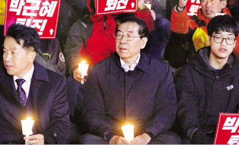 시민들과 함께 촛불 들고 2일 오후 서울 청계광장에서 열린 박근혜 대통령 하야 촉구 촛불집회에 박원순(가운데) 서울시장이 참석했다. 연합뉴스
