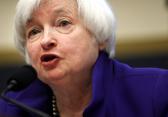 재닛 옐런 미국 연방준비제도(Feb) 의장이 지난 14일(현지시간) 연방공개시장위원회(FOMC)의 0.25%포인트 금리 인상 결정 뒤 기자회견에 임하고 있다. AP 연합뉴스