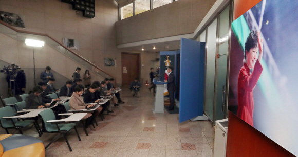 정연국 청와대 대변인이 3일 춘추관에서 ”박근혜 대통령은 신임 비서실장에 한광옥 국민대통합위원장을 내정했다”고 발표하고 있다.  안주영 기자 jya@seoul.co.kr