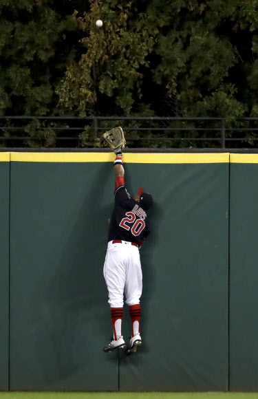 Cleveland Indians left fielder Rajai Davis can’t get a glove on a home run by Chicago Cubs’ Dexter Fowler during the first inning of Game 7 of the Major League Baseball World Series Wednesday, Nov. 2, 2016, in Cleveland. 사진=AP 연합뉴스