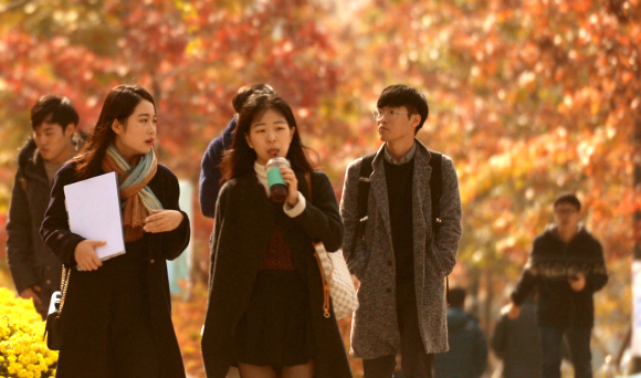 완연한 가을 날씨를 보인 3일 서울 연세대학교에서 학생들이 밝은 표정으로 교정을 걷고 있다.  박지환기자 popocar@seoul.co.kr